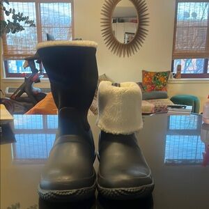 Cozy Black Winter Boots with White Fur Lining